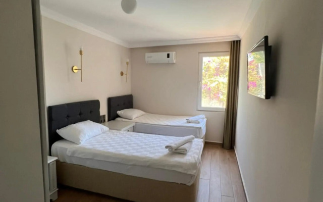 Moonshine Hotel & Suites
