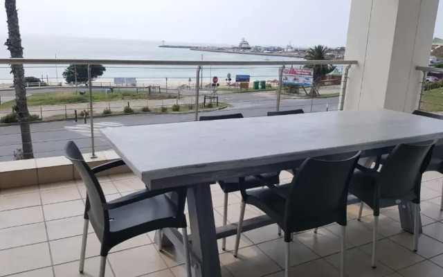 Point Village Accommodation - Santos 23