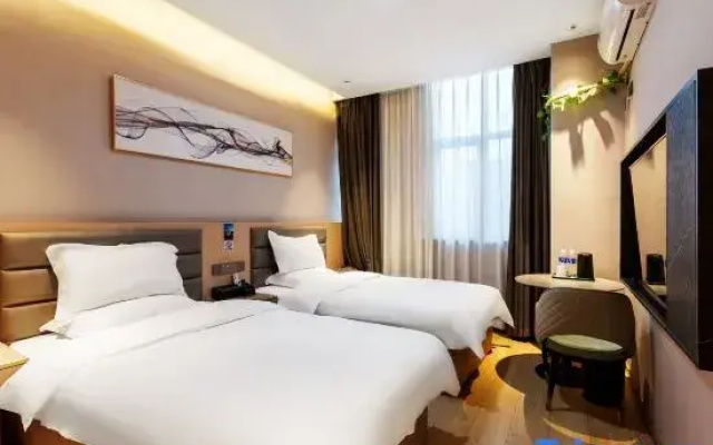 Elong ME Hotel (Jinan Daminghuzhan Huangtai Huanqiu Jiaju)