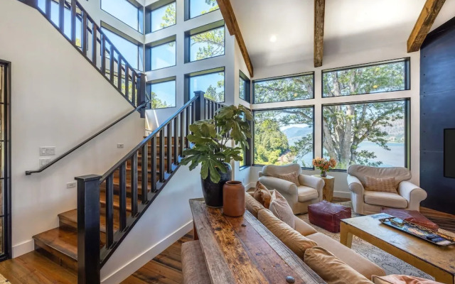 Cliffside Oasis 4 Bedroom Home by RedAwning