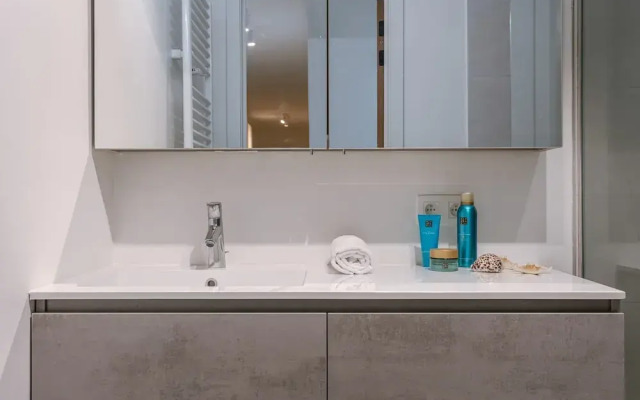 Beautiful Apartment With Pool Terrace and Parking