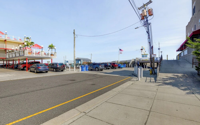 Wildwood Condo: Community Pool, Walk to Beach!