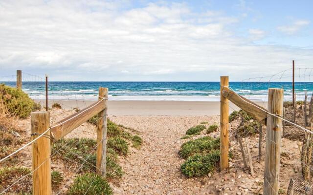 Footprints in the Sand, Silver Sands Beach House