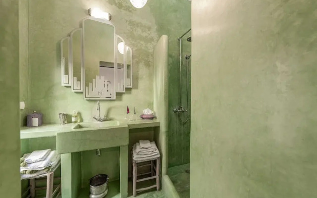 Riad Le J