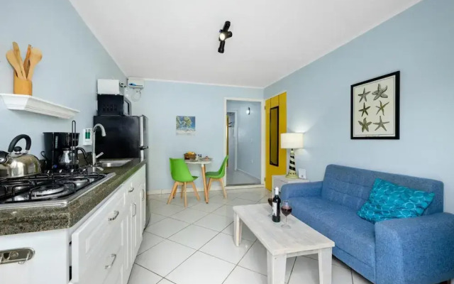 Poolside 1-bed Near Palm Beach