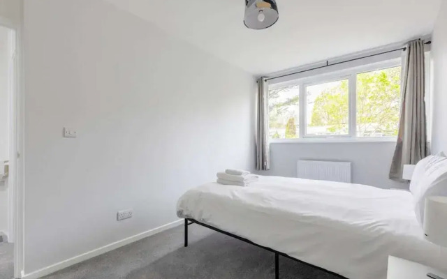 Newly Renovated 3BD Home, Islington!