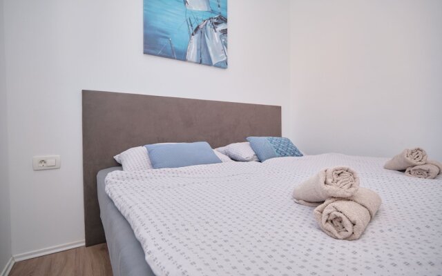 Queen's Lodge Mastrinka by Litto