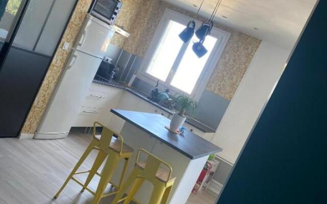 Bel appartement avec vue sur les toits (nouveau)