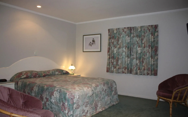 Commodore Court Motel