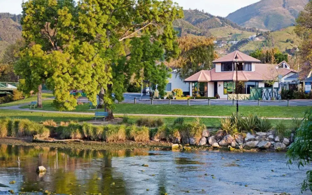 Riverside Villa - in the City by the River!