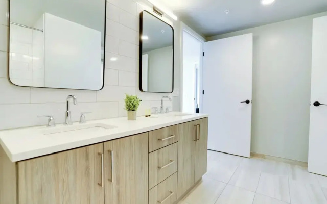 Bright Apartment with Great Amenities