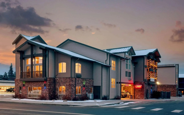 Cedar Street Hotel and Suites