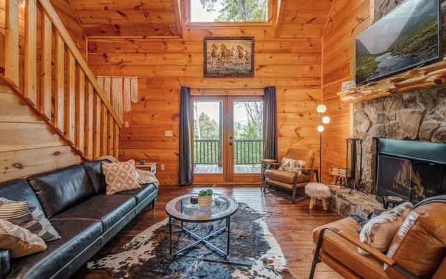 Gorgeous & Secluded 3 BDR Cabin in Mineral Bluff!
