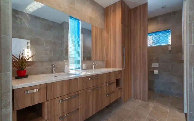 Off Piste Chalet by H2 Life