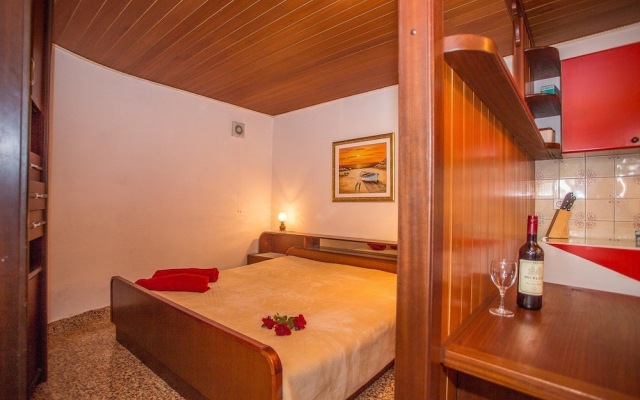 Apartments and rooms Anita