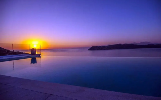 Beach Access 5 Bedroom Villa