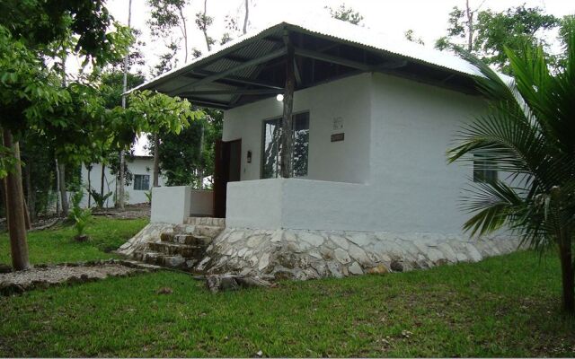 Maya Zacpetén Jungle Lodge