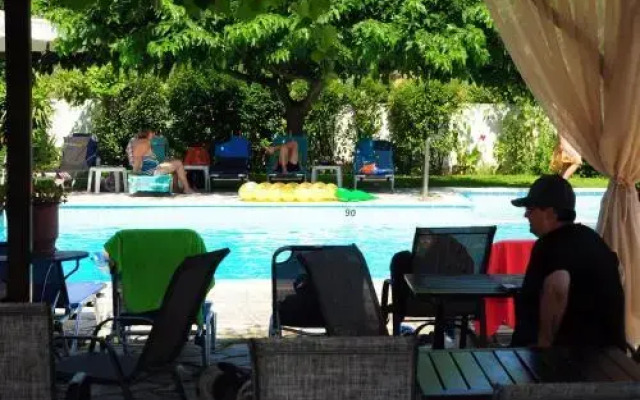Palirria Hotel & Studios