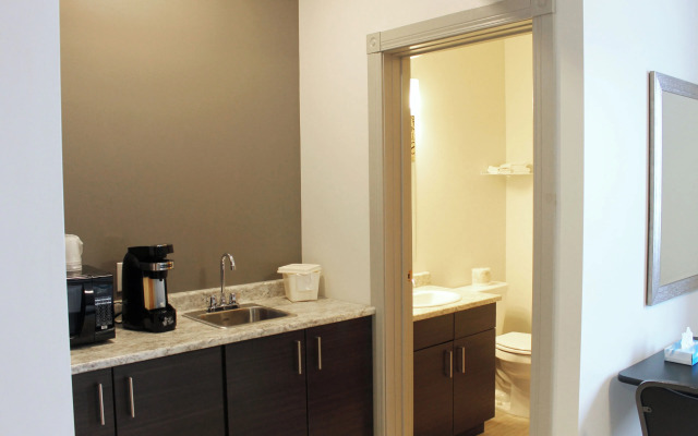 Roadhouse 52 Inn & Suites