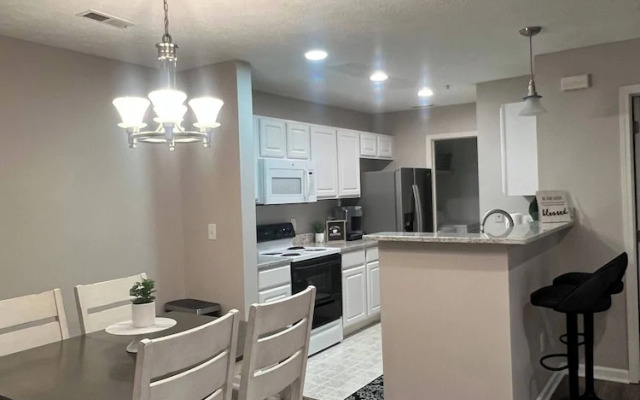 Fantastic Get Away Condo In Strongsville!