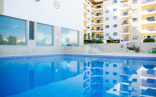 B05 - Lux & Pool Central Apartment