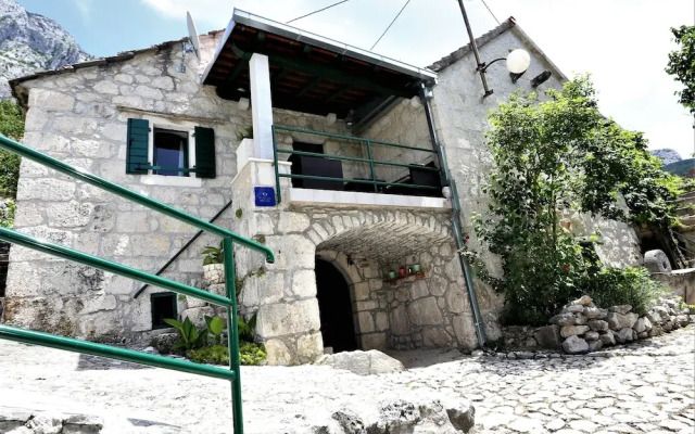 Holiday house in stone with heated pool