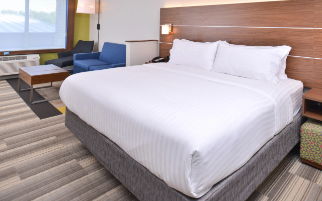 Holiday Inn Express & Suites Omaha Airport