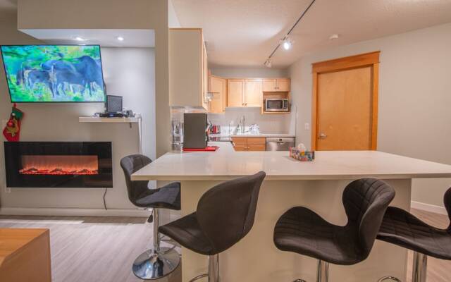 Mountain View 2 Bedroom Condo-Top Floor