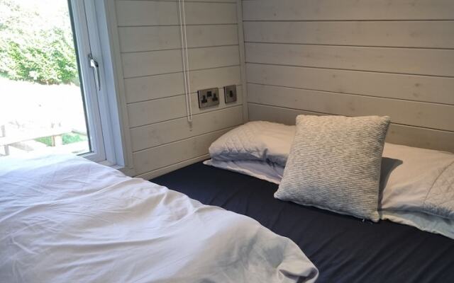 Glamping Hut - Riverside 6