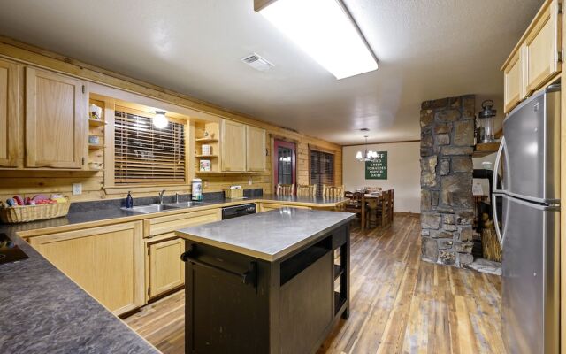 Lacey Dogwood Family Cabin With Free Wifi and Private BBQ by Redawning