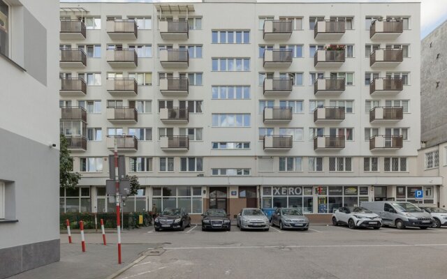 Apartment Chmielna 100 by Renters