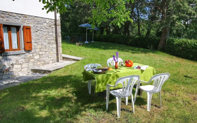Rustic Apartment in Caprese Michelangelo near Lake