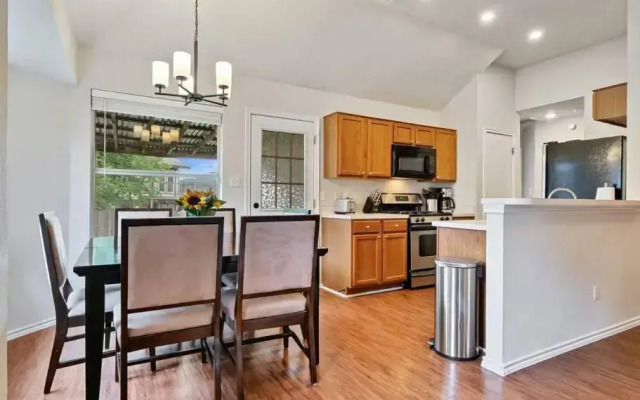 Cozy Getaway, Minutes from Austin!