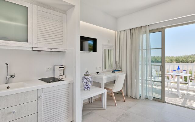 White Pearls Luxury Suites - Adults Only