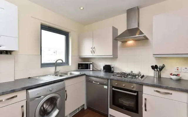 Bright 2 Bedroom Flat in Lambeth With Balcony