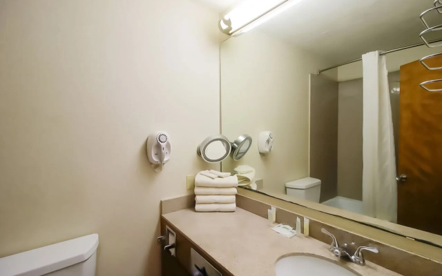 OYO Pinewood Inn & Suites Silsbee