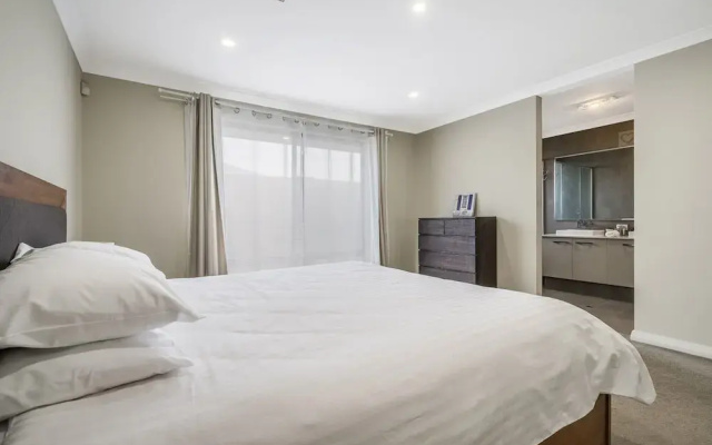 Spacious 4-bed House With Outdoor Area