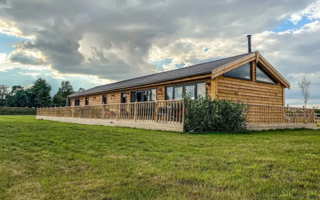 4bed Lodge Sleeps8-pet Friendly-hot Tub-log Burner