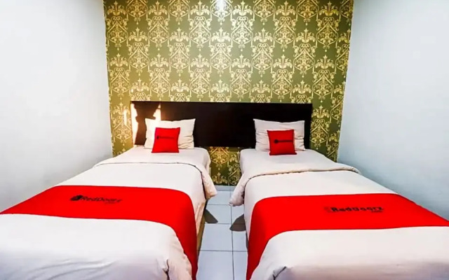 RedDoorz Plus At Lucky Inn Hotel Panakkukang