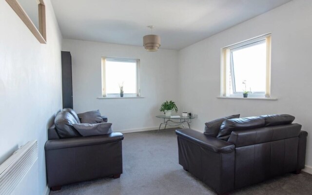 Cosy Central 3 Bed Property w/ Balcony - Sleeps 6