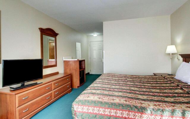 Econo Lodge & Suites