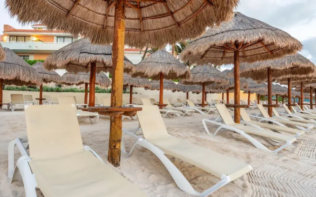 Caracol Bay Cancun by Ypj