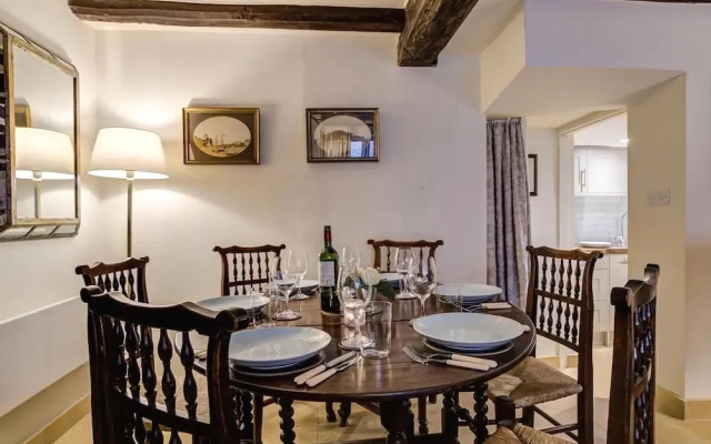 2 Lawrence Lane, BURFORD
