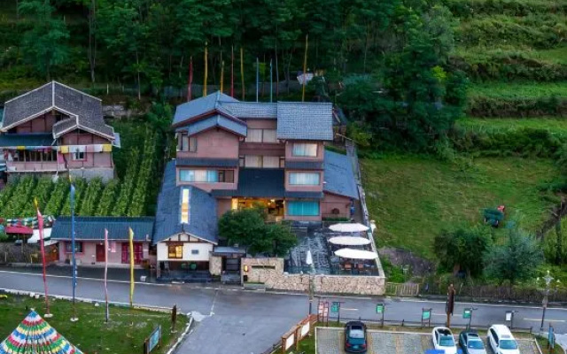 Jiuzhaigou • Zhongzha Mountain Base – Outside – Ngawa