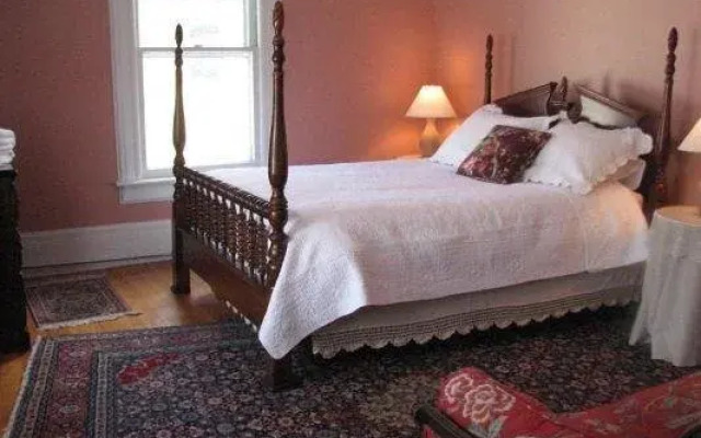 Estabrook House Bed and Breakfast