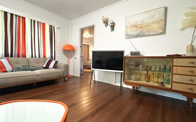 The Tides - 70s Seaside Bungalow – Guest Rooms – Port Douglas