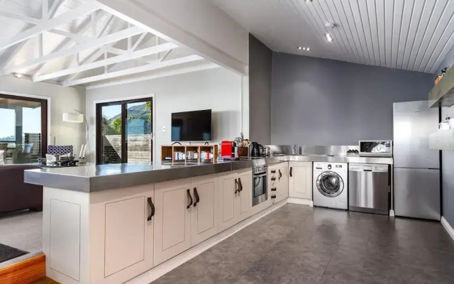 Spacious Apartment With Pool in Camps Bay