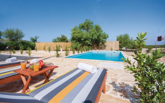 Stunning Home in Radonic With Wifi and 2 Bedrooms