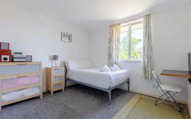 Homely 1 Bedroom Apartment in Beckton With Parking