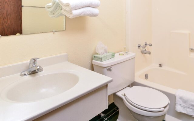 Love Hotels Staples by OYO at HWY 10 MN